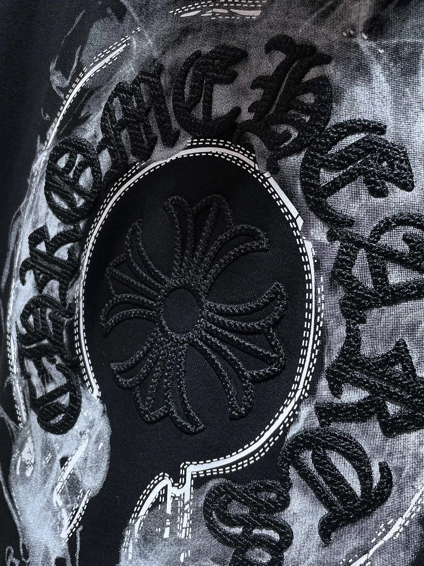 P260 Chrome Hearts Autumn and Winter 2025 Counter Synchronization Chrome Horseshoe Sanskrit Cross Embroidery Hand-painted Hooded Sweatshirt Vacuum Embroidery Method! Heavy embroidery! ! ! Tens of thousands of needles! ! Recommended colors: White Black Size: S, M, L, XL